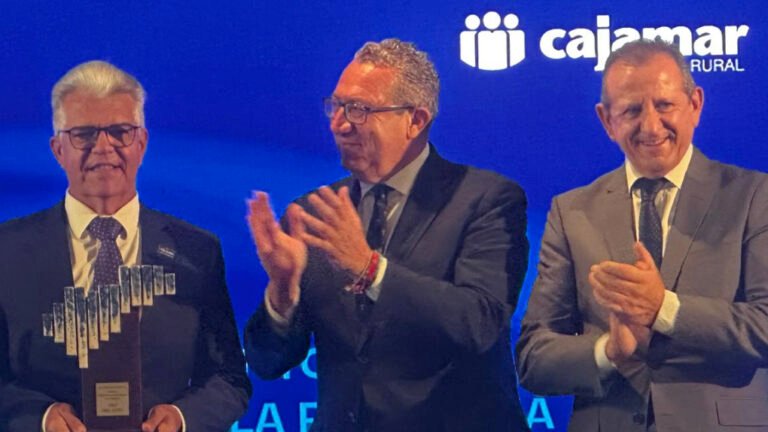 José Juan Reus recibe el reconocimiento a la DOP Vinos de Alicante en los Premios UEPAL